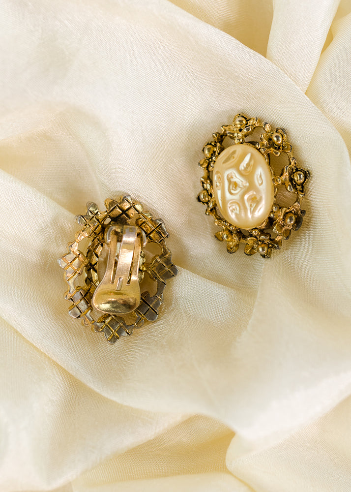 
            
                Load image into Gallery viewer, Antique Style Gold and Pearl Clip Ons
            
        