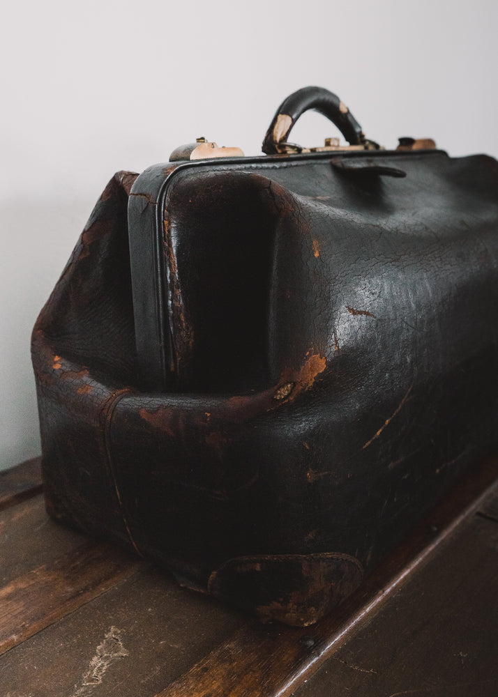 
            
                Load image into Gallery viewer, Antique Overnight Bag
            
        